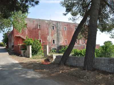 La masseria si sviluppa su tre piani ed � costituita da circa trenta vani di varia grandezza. Gi� dall�esterno si nota il grave stato di conservazione in cui versa, con il rosso delle mura sempre pi� sbiadito e scrostato